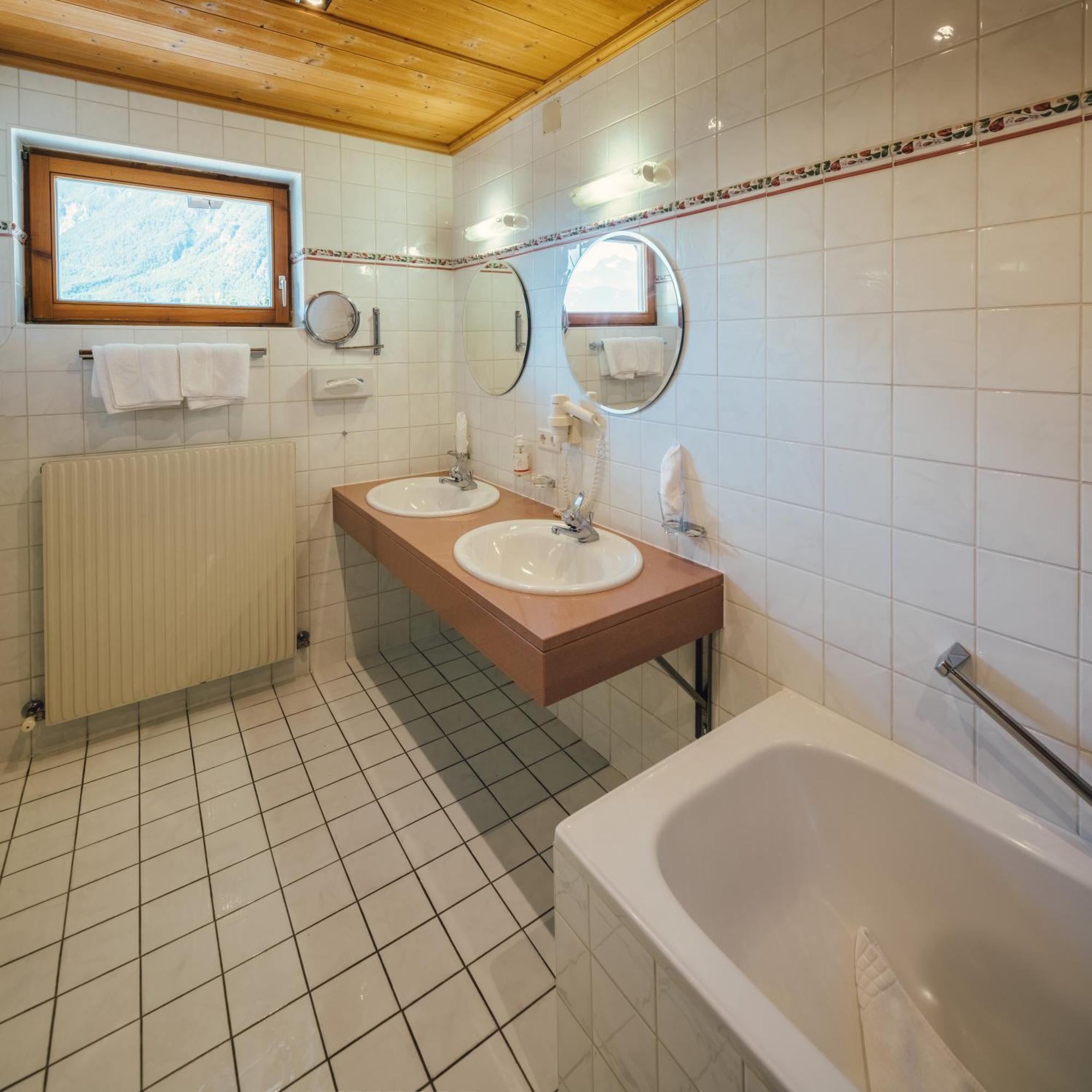 לאנדק Huber Hotel Tramserhof מראה חיצוני תמונה